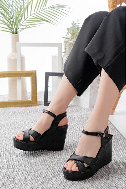 BİKAJOO Kadın Siyah 10 Cm Dolgu Topuk Sade Yarasa Sandalet BKJ3032