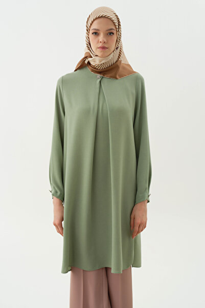 Tuğba Yaka ve Kolları Pile Broş Detaylı Tunik - Su Yeşili