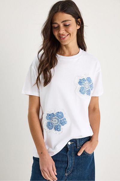 Bianco Lucci Kurzärmliges T-Shirt mit Rundhalsausschnitt und Blumenstein-Accessoires 60602059