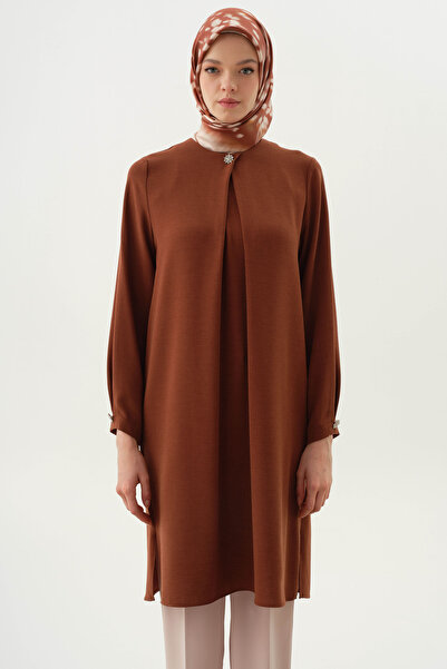 Tuğba Yaka ve Kolları Pile Broş Detaylı Tunik - Taba