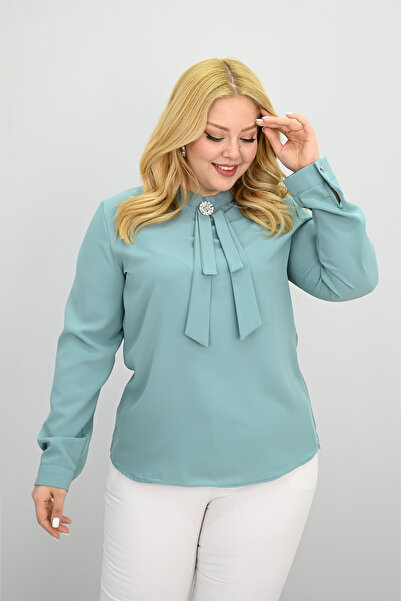 Koza Butik Γυναικεία μπλούζα μεγάλου μεγέθους με γιακά με μαντήλι με λεπτομέρεια καρφίτσα 0033-25