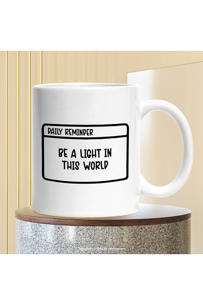 StoryGift Romania Cana cu mesaj in engleza care te indeamna sa fii o lumina in lumea aceasta cu Ma, Cu Maner Alb