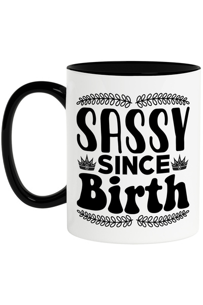 StoryGift Romania Cana cu textul in engleza "Sassy since birth" obraznica inca de la nastere cu Ma, Cu Maner Negru