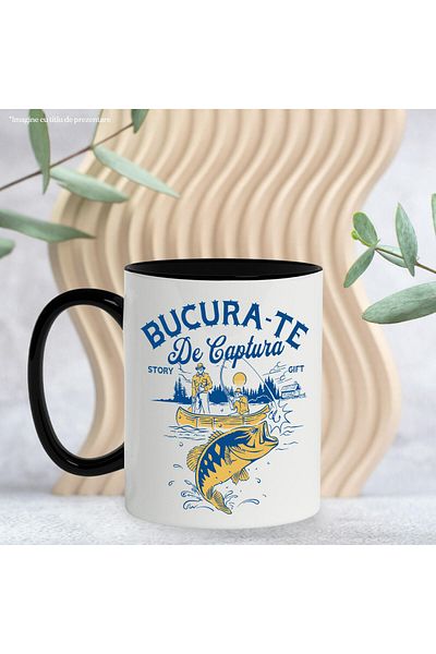StoryGift Romania Cana cu Silueta barbati In Barca Pescuit Undita Peste Hobby Text Bucura-te De Ca, Cu Maner Negru