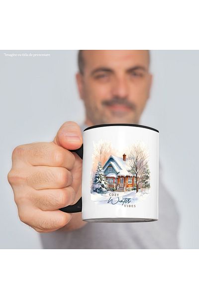StoryGift Romania Cana cu o casa acoperita cu zapada cu mesajul "Cozy Winter Vibes", simti, Craciu, Cu Maner Negru