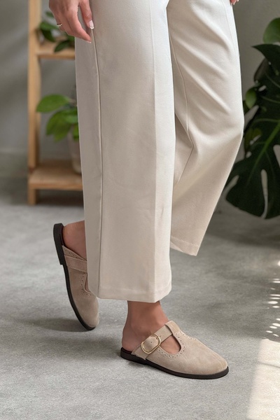 NİŞANTAŞI SHOES Serry bézs valódi velúr csatos részletes lapos talpú női papucs