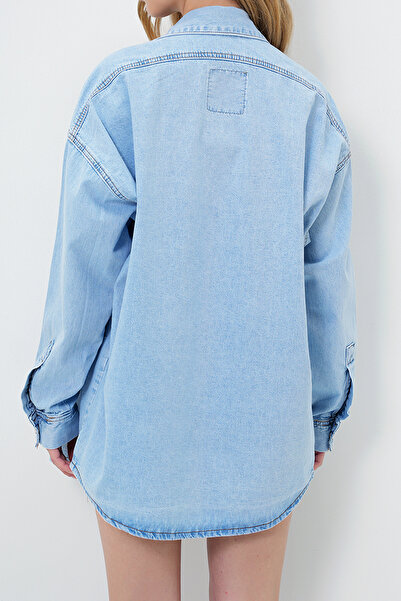 VAGGON Női világoskék, pattintható záródású, túlméretezett szezonális farmer ingkabát Prmx13950