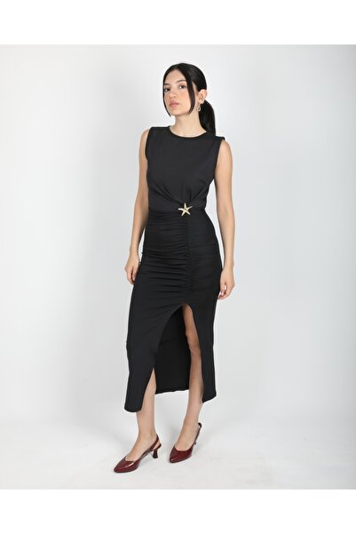 deqfashion فستان أسود متوسط ​​الطول بدون أكمام مع فتحة بروش على شكل نجمة