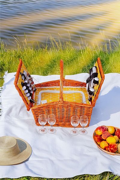GUNES ZUCCACIYE Perotti Picno Italy 4-Person Wicker Yellow Lined Portable Picnic Basket with Cooler