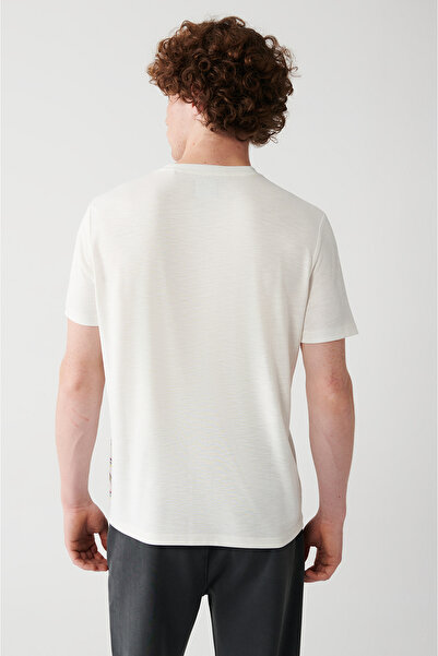 Avva Weißes Soft-Touch-T-Shirt mit Rundhalsausschnitt und seitlichem Aufdruck für Herren A31y1039