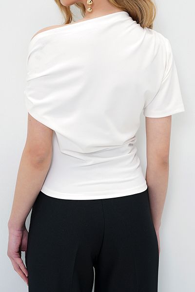 VAGGON Bluză de damă ecru cu guler asimetric, drapat, cu umeri, accesorii Prmx13894