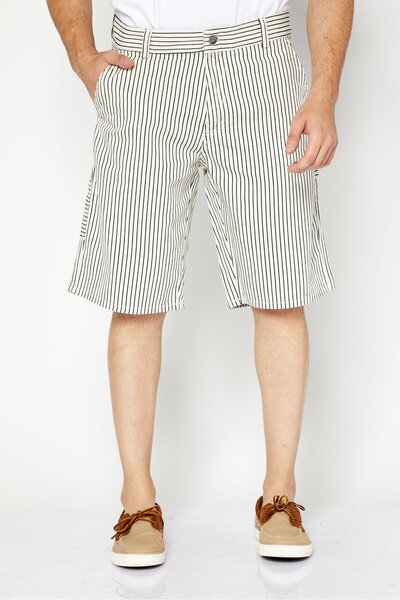 Lacoste شورت برمودا مخطط بقصّة عادية للرجال، عاجي