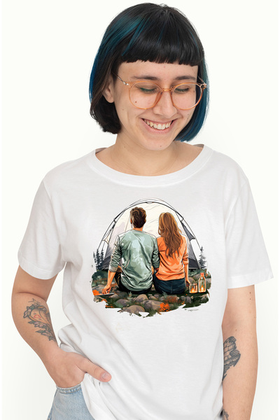 StoryGift Romania Tricou Femei cu o femeie si un barbat intr-o padure, cu cortul, camping, natura, WHT_L