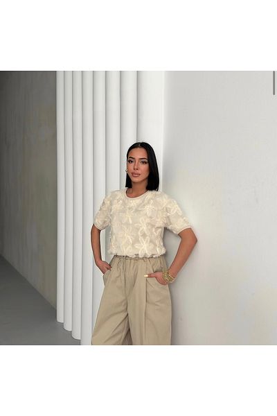 Butik Serdivan Γυναικείο λαιμόκοψη τούλι λουλουδάτο κοντομάνικο βαμβακερό μπλουζάκι Trend New Season με αξεσουάρ λουλουδιών