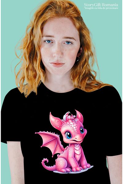 StoryGift Romania Tricou Femei cu un pui de dragon, ilustratie, roz, solzi, curios, vesel, jucaus, BLK_L