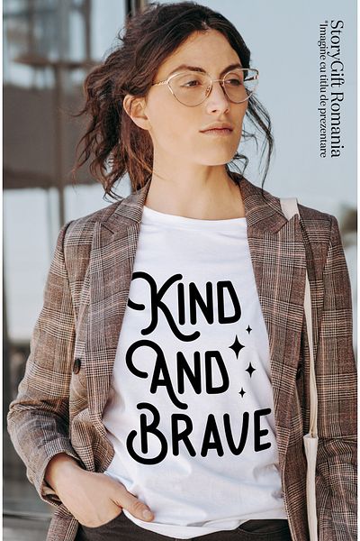 StoryGift Romania Tricou Femei cu stelute si 2 calitati scrise in limba engleza "Kind and brave" - WHT_L