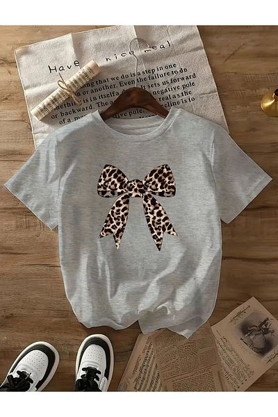 Medinenur ΒΑΣΙΚΟ T-SHIRT ΜΕ ΣΧΕΔΙΟ ΛΕΟΠΑΡ ΜΕ ΛΕΠΤΟΜΕΡΗ ΚΟΡΔΕΛΑ