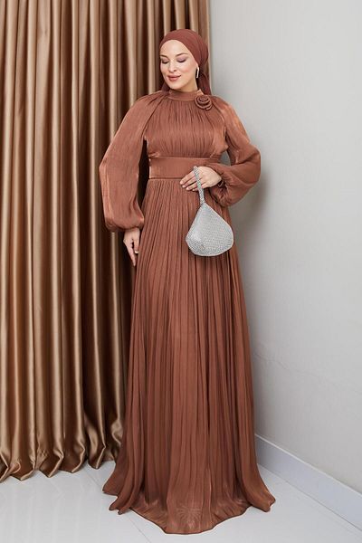 Olcay Blumendetailliertes, plissiertes Hijab-Abendkleid aus Yoryo-Seide TABA 1240