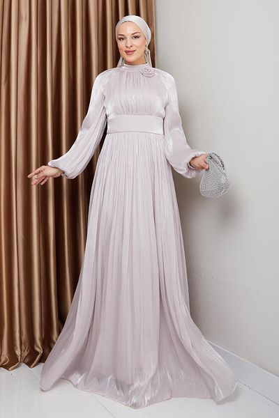Olcay Blumendetailliertes, plissiertes Hijab-Abendkleid aus Yoryo-Seide TAŞ 1240