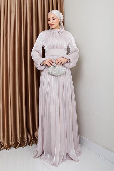 Olcay Blumendetailliertes, plissiertes Hijab-Abendkleid aus Yoryo-Seide TAŞ 1240