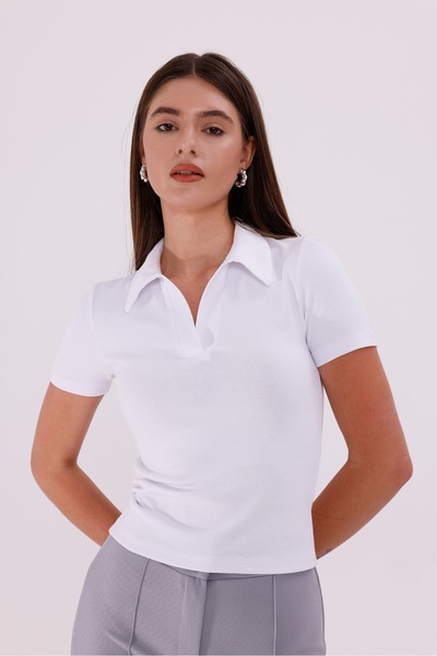 Sarte Royal تيشيرت نسائي بياقة بولو بدون أزرار من إكرو