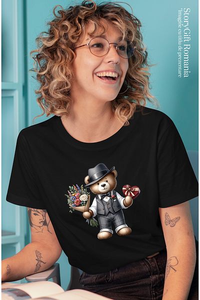 StoryGift Romania Tricou Femei cu un urs de plus care tine un buchet cu flori si o cutie cu bomboa BLK_L