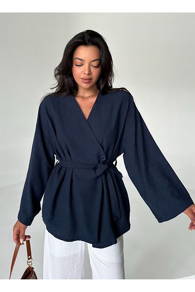 Laluvia Kimono aus 100 % Baumwollleinen – Marineblau mit Knopfdetail und Gürtel