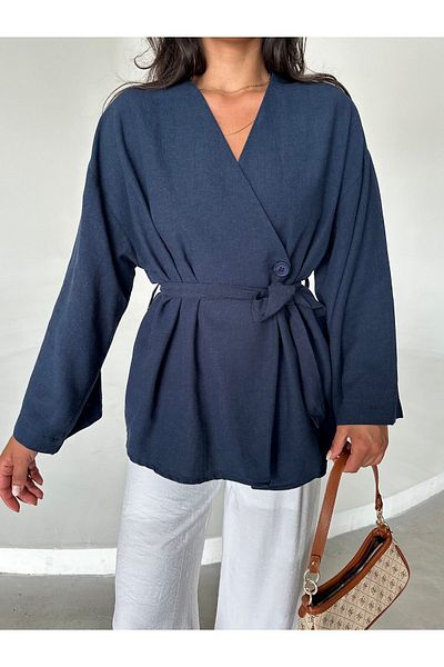 Laluvia Kimono aus 100 % Baumwollleinen – Marineblau mit Knopfdetail und Gürtel