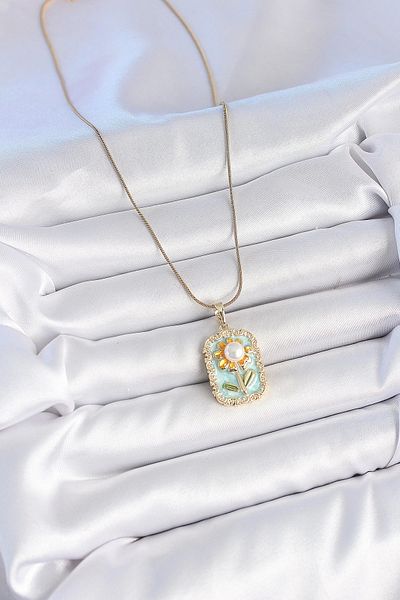 Clariss 316L Steel Gold Color Chain Blue Enamel Pearl Daisy Embroidered Portrait Model Women's Necklace