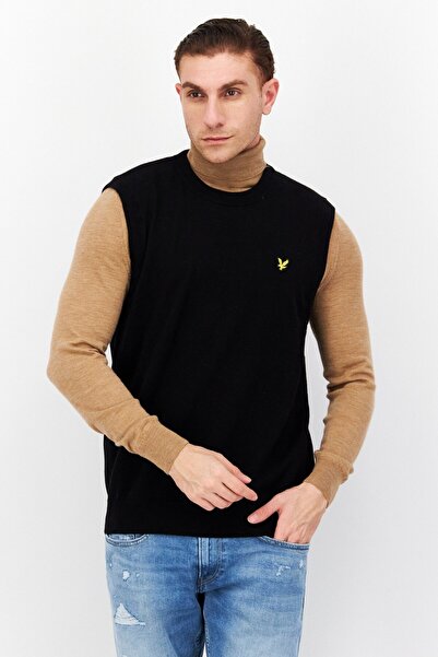 Lyle & Scott سترة رجالية برقبة دائرية بدون أكمام مطرزة بشعار، لون أسود