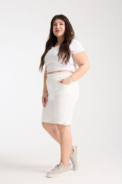 SERRAXXL شورت من القماش المودال مقاس كبير بقصة مريحة مع تفاصيل فتحة