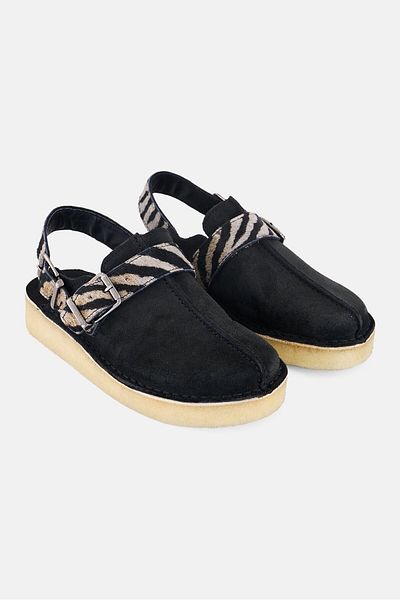 CLARKS قباقيب نسائية قياسية من Trek بطبعة حمار وحشي ومشبك قابل للتعديل، لون أسود