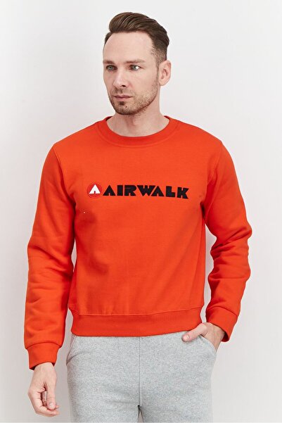 Airwalk سويت شيرت رجالي بأكمام طويلة وشعار مطرز ورقبة دائرية، أحمر
