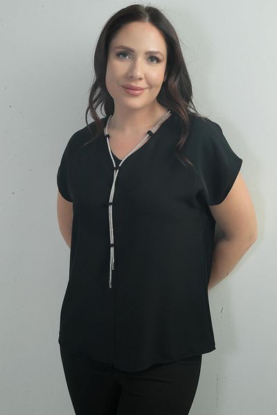 By Saygı Μπλούζα με λαιμόκοψη V Crepe Satin με κολιέ Plus Size