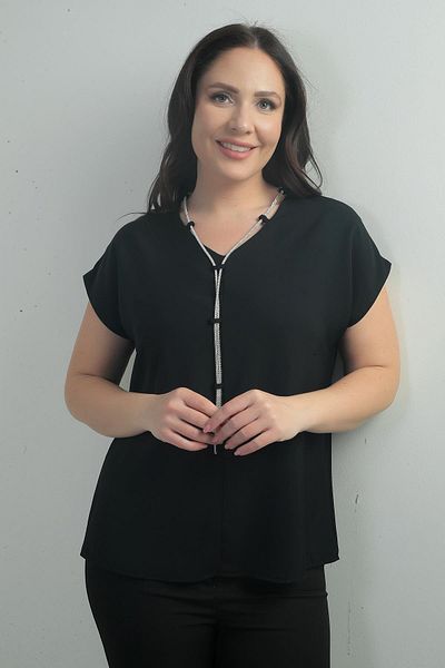 By Saygı Μπλούζα με λαιμόκοψη V Crepe Satin με κολιέ Plus Size