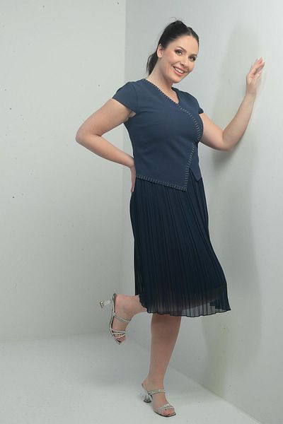 By Saygı Rochie scurtă de damă, cu detaliu de piatră, căptușită, cu fustă dublă din șifon, plisată, mărime mare