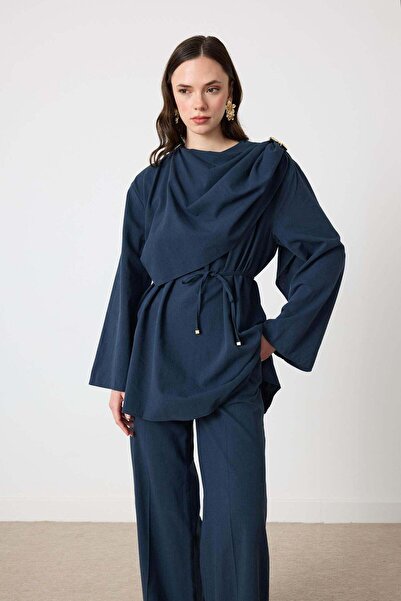 Rimel Moda بدلة بروش كتف رودي باللون الأزرق الداكن