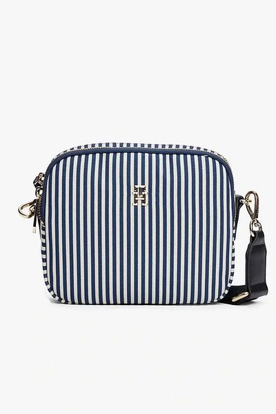 Tommy Hilfiger Dámská pruhovaná kabelka s křížovým popruhem v modré barvě