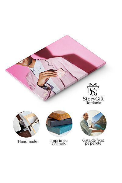 StoryGift Romania Tablou Canvas Tanar Zambitor In Sacou Roz Barbat Tanar, Zambitor, Intrun Sacou Roz, Prezentand