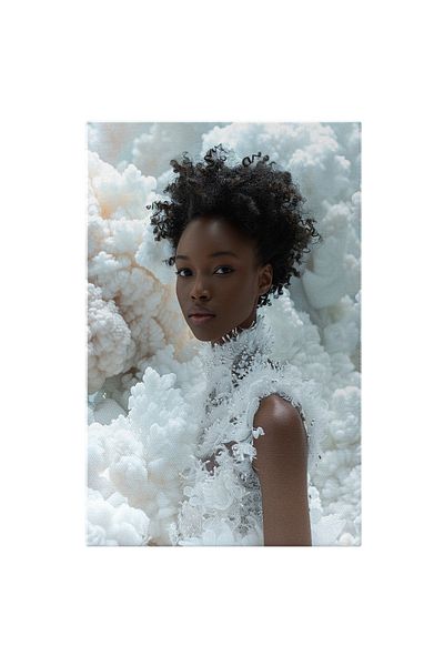 StoryGift Romania Tablou Canvas: Explorând Eleganța Feminină În Stil Afro - Siluetă Feminină In Fundal Alb Pictu