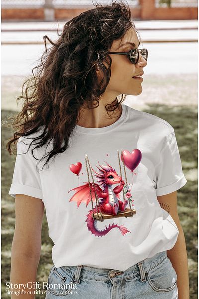 StoryGift Romania Tricou Femei cu un mic dragon care se da in leagan, ilustratie, baloane, inimioa WHT_S