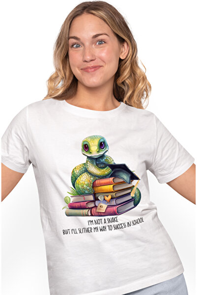 StoryGift Romania Tricou Femei cu un sarpe verde care sta pe niste carti, ilustratie, palarie de a WHT_L