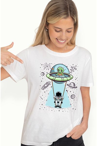 StoryGift Romania Tricou Femei cu un astronaut care se da intr-un leagan atasat de o farfurie zbur WHT_L