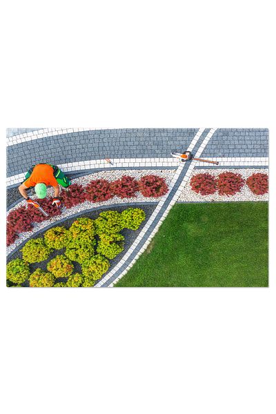 StoryGift Romania Tablou Canvas Priveliste Aeriana A Unui Gradinar Care Tunde Un Driveway Profesionalism Si Dedi