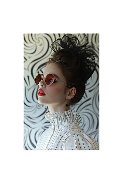 StoryGift Romania Tablou Canvas: Doamna In Camasa Alba Cu Model Si Ochelari D...