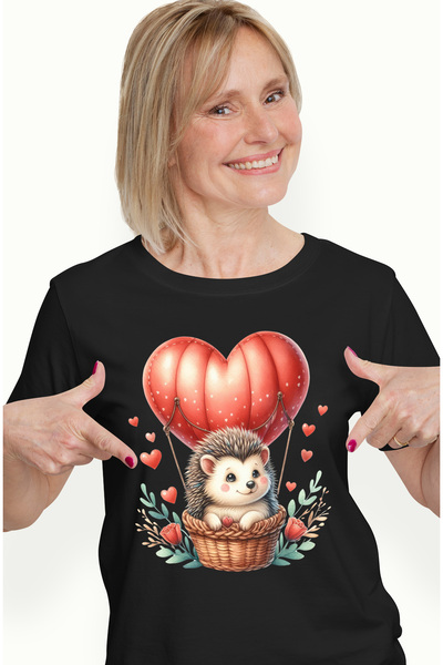 StoryGift Romania Tricou Femei cu un arici micut care se plimba cu un balon cu aer cald, ilustrati BLK_M