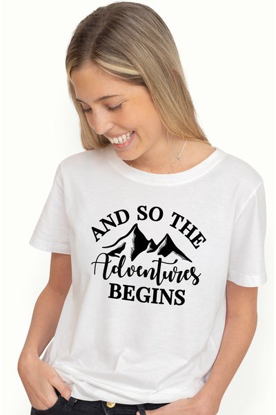 StoryGift Romania Tricou Femei cu munti si mesajul "And so the adventure begi...