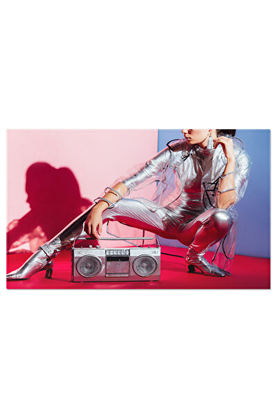 StoryGift Romania Tablou Canvas Eleganta Si Glamour Modelul In Body Argintiu Si Palton De Ploaie, Intro Compoziti