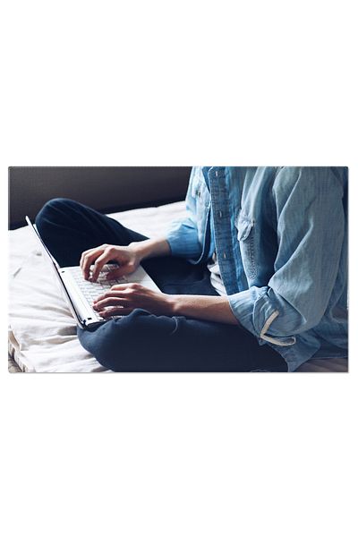 StoryGift Romania Tablou Canvas - Lucru De Acasa: Concentrat Pe Laptop In Pat