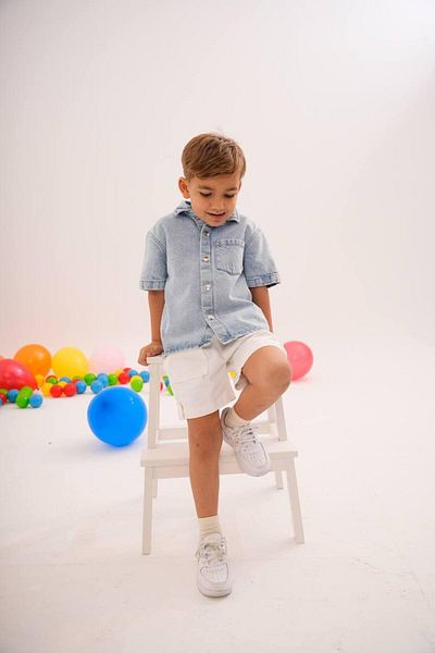2kids2mom Cămașă din denim, albastru și alb, pantaloni scurți din denim cu talie elastică (3-10 ani)